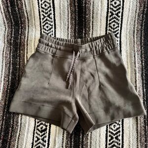 Lululemon Soft Ambitions High Rise Short 4" Grey Sz 6